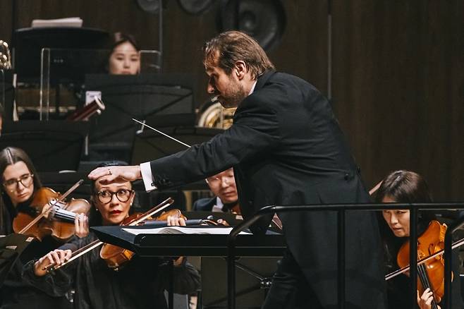 피아니스트 임윤찬이 지난 28일 경남 통영시 통영국제음악당에서 열린 통영국제음악제 개막 공연에서 통영페스티벌오케스트라(지휘 파비앵 가벨)와 협연하고 있다. 통영국제음악재단 제공