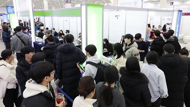 2024년 12월 19일 서울 강남구 코엑스에서 열린 2025학년도 정시 대학입학정보박람회에서 수험생과 학부모들이 상담을 받기 위해 줄을 서고 있다. 사진=한국경제신문 이솔 기자