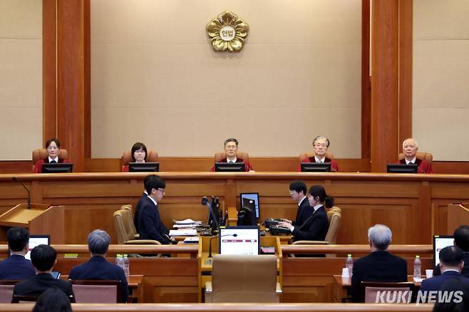 문형배 헌법재판소장 권한대행을 비롯한 재판관들이 지난 2월18일 서울 종로구 헌법재판소에서 열린 윤석열 대통령 탄핵심판 9차 변론기일에 참석하고 있다. 사진공동취재단