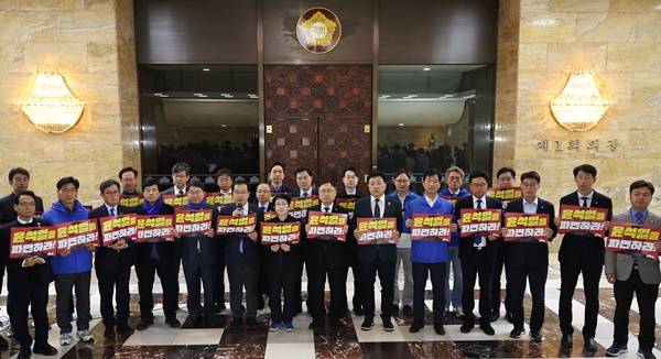 더불어민주당 초선의원 모임인 '더민초' 소속 의원들이 28일 국회 로텐더홀에서 비상시국대응 긴급기자회견을 열고 있다. 연합뉴스