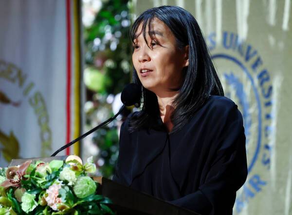 2024 노벨문학상 수상자인 한강 작가가 10일(현지시간) 스웨덴 스톡홀름 시청사에서 열린 연회에서 수상 소감을 밝히고 있다. 연합뉴스