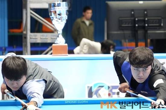 결승전서 뱅킹하는 조명우(왼쪽)와 김준태.