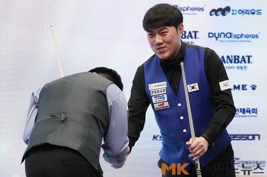 결승전을 마친 후 인사를 나누는 김준태(오른쪽)와 조명우. 둘은 매탄고 선후배 사이다.