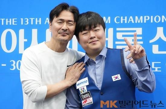 우승한 조명우(오른쪽)가 아버지 조지언 씨와 기념촬영하고 있다.