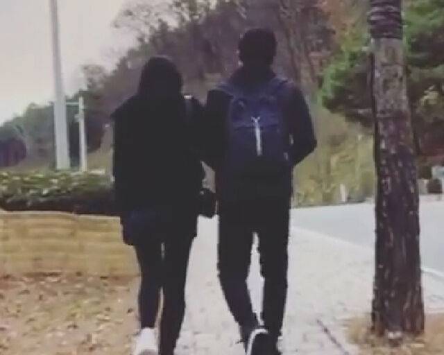 최수종과 딸이 다정하게 산책을 하고 있다. / 최수종 SNS 캡처