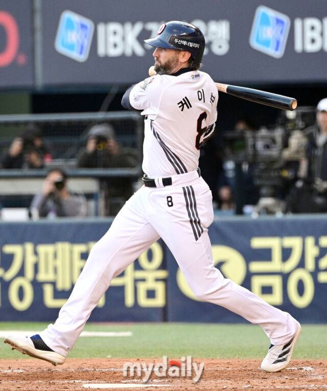 2025년 3월 29일 오후 서울 잠실구장에서 진행된 '2025 신한 SOL뱅크 KBO 리그' 삼성 라이온즈와 두산 베어스의 경기. 두산 케이브가 4회말 무사 1.2루서 1타점 적시타를 치고 있다./잠실 = 유진형 기자