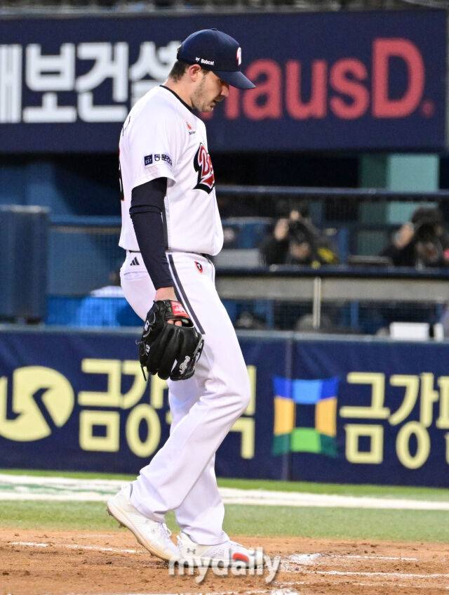 2025년 3월 29일 오후 서울 잠실구장에서 진행된 '2025 신한 SOL뱅크 KBO 리그' 삼성 라이온즈와 두산 베어스의 경기. 두산 선발투수 잭 로그가 7회초 3실점 한 뒤 허탈해하고 있다./잠실 = 유진형 기자