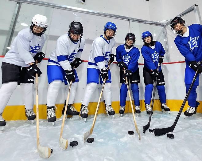 포스코인터내셔널 아이스하키 동호회 ‘I.I.W(Inter Ice hocky Warriors)’ 회원들. [포스코인터내셔널 제공]