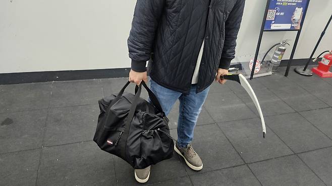 21일 퇴근 후 양손 가득 하키 장비를 들고 온 I.W.W 회원. [고은결 기자]