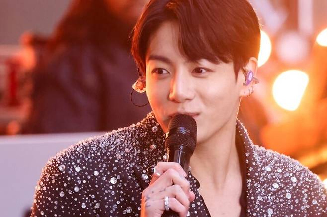 BTS의 정국이 지난 2023년 11월 미국 록펠러 센터 뉴욕에서 열린 NBC ‘투데이’ 쇼에서 공연하는 모습. [로이터]