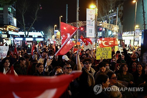 튀르키예 반정부시위 (이스탄불 로이터=연합뉴스) 26일(현지시간) 이스탄불 밤거리에 에크렘 이마모을루 이스탄불시장의 석방을 촉구하는 반정부 시위대가 행진 중이다. 2025.3.27 photo@yna.co.kr
