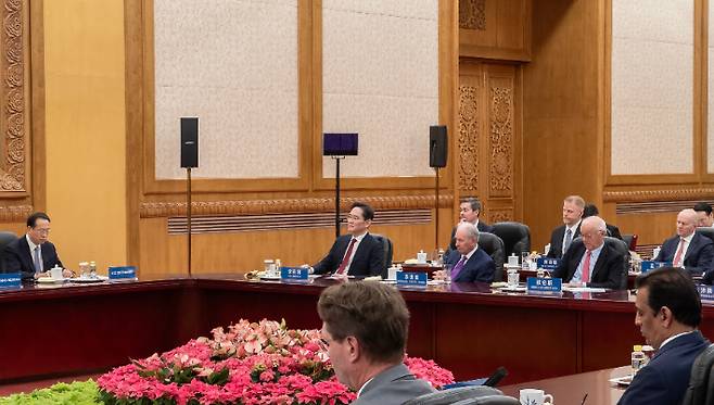 이재용 삼성전자 회장이 28일(현지시간) 중국 베이징 인민대회당에서 열린 시진핑 중국 국가주석과 글로벌 기업 최고경영자(CEO) 회동에 참석하고 있는 모습. 연합뉴스