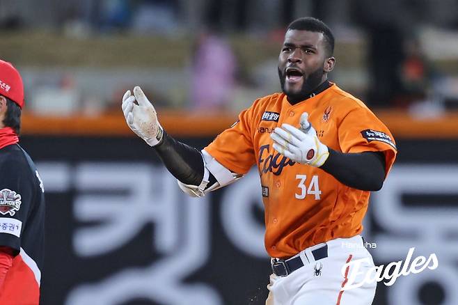 28일 대전 한화생명 볼파크에서 열린 2025 신한 SOL 뱅크 KBO리그 프로야구 한화 이글스와 KIA 타이거즈의 경기. 7회말 한화 플로리얼이 2타점 적시타를 날린 뒤 기뻐하고 있다. 한화 이글스