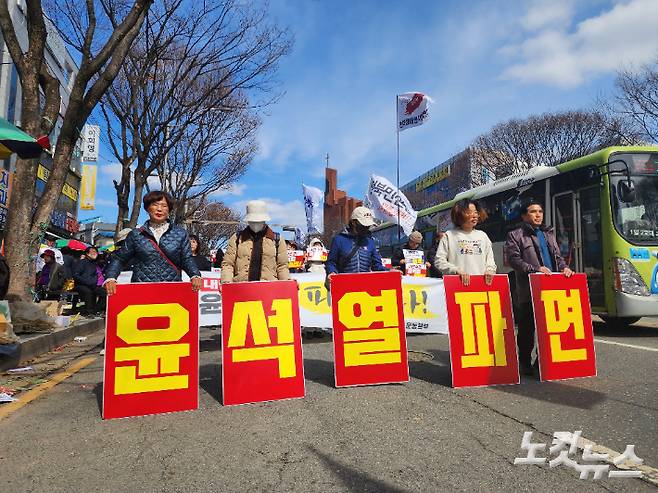 윤석열퇴진 전북운동본부 등 전북 지역 시민사회단체는 지난 15일 전북 전주 모래내 시장에서 출발해 선너머 사거리길로 향하는 '윤 대통령 탄핵 촉구' 행진을 진행했다. 김대한 기자