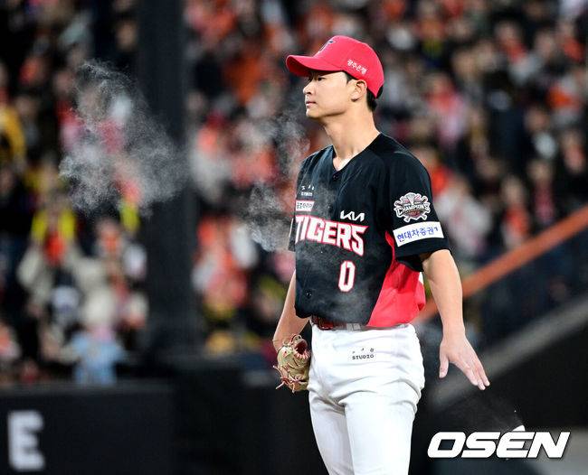 [OSEN=대전, 최규한 기자] 28일 오후 대전 한화생명 볼파크에서 ‘2025 신한 SOL Bank KBO리그’ 한화 이글스와 KIA 타이거즈의 경기가 열렸다.대전 신구장 첫 공식경기를 갖는 홈팀 한화는 코디 폰세, 방문팀 KIA는 제임스 네일을 선발로 내세웠다.7회말 2사 만루 상황 KIA 투수 곽도규가 한화 황영묵을 상대로 볼을 던진 뒤 로진을 쥐고 있다. 2025.03.28 / dreamer@osen.co.kr