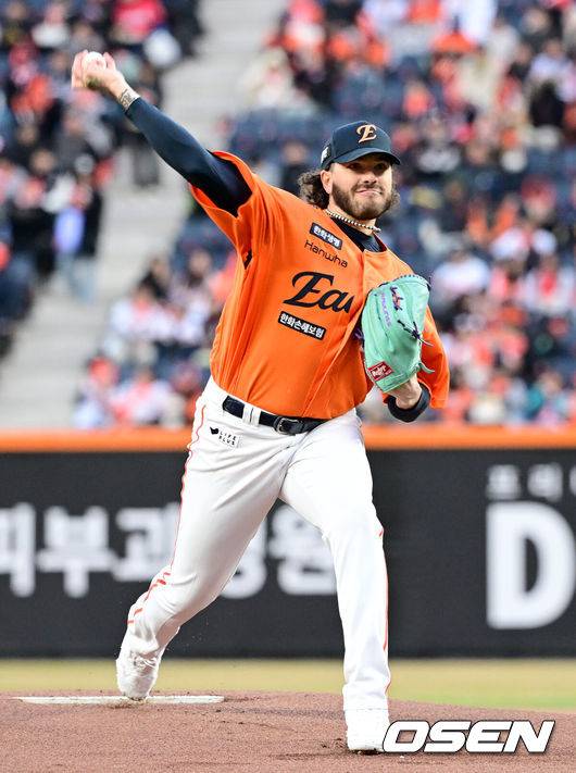 [OSEN=대전, 최규한 기자] 28일 오후 대전 한화생명 볼파크에서 ‘2025 신한 SOL Bank KBO리그’ 한화 이글스와 KIA 타이거즈의 경기가 열렸다.대전 신구장 첫 공식경기를 갖는 홈팀 한화는 코디 폰세, 방문팀 KIA는 제임스 네일을 선발로 내세웠다.1회초 한화 선발 코디 폰세가 힘차게 공을 뿌리고 있다. 2025.03.28 / dreamer@osen.co.kr