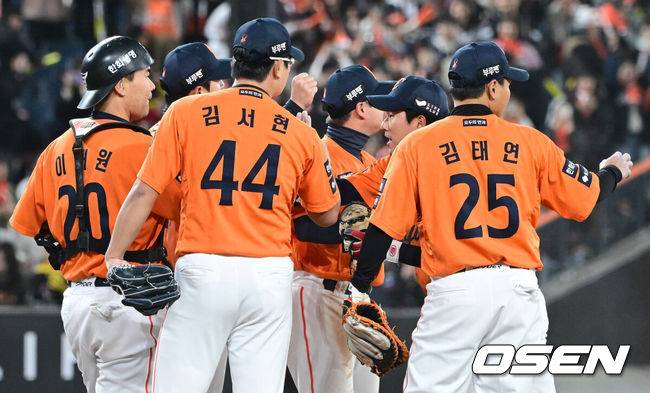 [OSEN=대전, 최규한 기자] 역사적인 대전 한화생명볼파크 개장 경기에서 한화 이글스가 짜릿한 역전승으로 첫 승을 신고했다. 한화는 28일 대전 한화생명볼파크에서 열린 2025 신한 SOL Bank KBO리그 KIA와의 홈 개막전이자 개장 경기를 7-2 역전승으로 장식했다. 역사적인 신구장 첫 경기에서 짜릿한 역전승을 거두며 기분 좋은&nbsp;스타트를 끊었다. 6회까지 무득점으로 막힌 한화를 살린 건 최고 시속 156km를 뿌린 외국인 투수 코디 폰세였다. 경기를 마치고 승리한 한화 선수들이 하이파이브를 나누고 있다. 2025.03.28 / dreamer@osen.co.kr