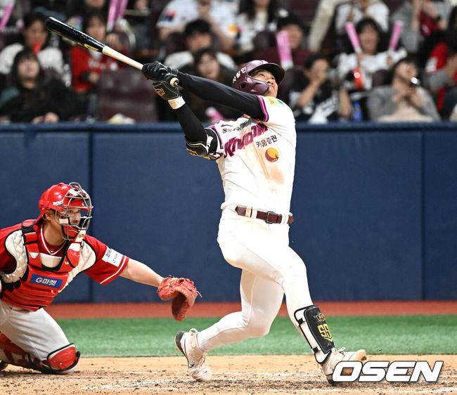 [OSEN=고척, 이대선 기자] 28일 오후 서울 고척스카이돔에서 2025 신한 SOL Bank KBO리그 키움 히어로즈와 SSG 랜더스의 경기가 열렸다.키움은 로젠버그, SSG은 앤더슨을 선발 투수로 내세웠다.6회말 1사 1,3루에서 키움 송성문이 좌전 2타점 적시 2루타를 치고 있다. 2025.03.28 /sunday@osen.co.kr