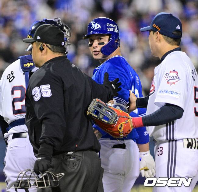 [OSEN=잠실, 조은정 기자]28일 서울 송파구 잠실야구장에서 2025 신한 SOL Bank KBO리그 두산 베어스와 삼성 라이온즈의 경기가 열렸다.이날 홈팀 두산은 콜어빈을, 원정팀 삼성은 후라도를 선발 투수로 내세웠다.7회초 이닝을 마친 삼성 박병호가 두산 콜어빈과 신경전을 벌이고 있다. 2025.03.28 /cej@osen.co.kr