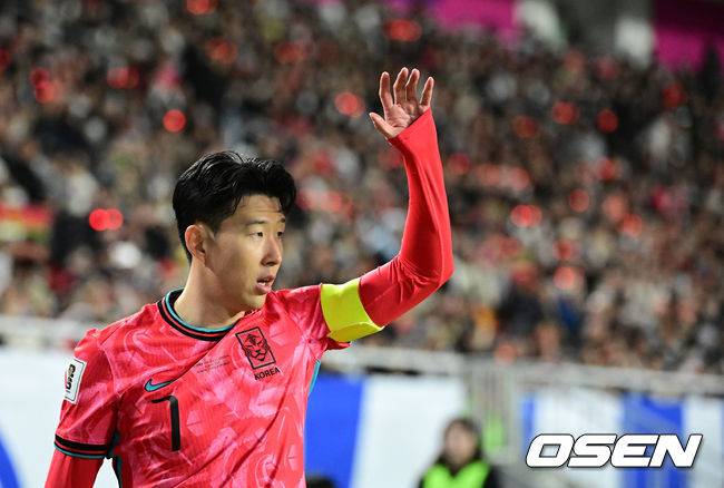 [OSEN=수원, 지형준 기자] 홍명보호가 이번에도 승리하지 못했다. 요르단과 아쉬운 무승부를 거두면서 3경기 연속 승점 1점을 추가하는 데&nbsp;만족해야 했다.홍명보 감독이&nbsp;이끄는 대한민국 축구대표팀은 25일 오후 8시 수원월드컵경기장에서 열린 2026 국제축구연맹(FIFA) 북중미 월드컵 아시아지역 3차 예선 B조 8차전에서 요르단과 1-1로 비겼다.이제 한국은 승점 16(4승 4무)으로 불안한 조 1위를 유지 중이다. 2위 요르단(승점 13), 한 경기 덜 치른 이라크(승점 12)와 격차가 크지 않다. 6월 A매치 결과에 따라 뒤집힐 가능성도 충분하다.후반 대한민국 손흥민이 코너킥을 준비하고 있다. 2025.03.25 / jpnews@osen.co.kr