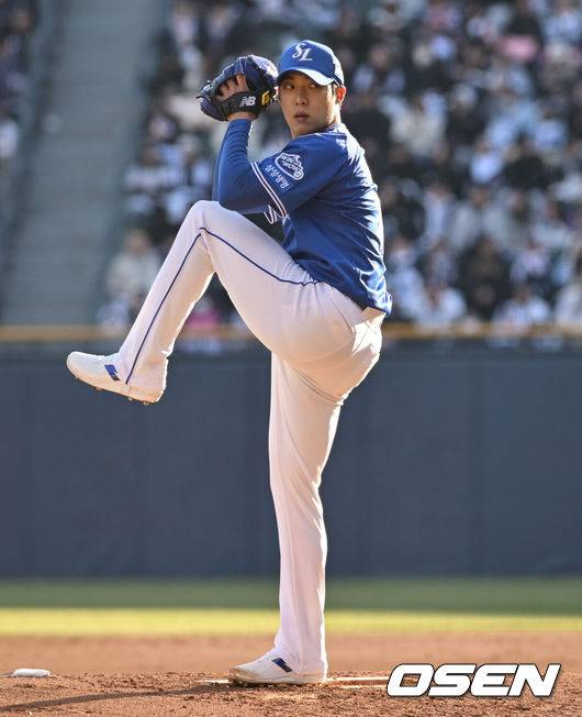 [OSEN=잠실, 조은정 기자]29일 서울 송파구 잠실야구장에서 2025 신한 SOL Bank KBO리그 두산 베어스와 삼성 라이온즈의 경기가 열렸다.이날 홈팀 두산은 잭로그를, 원정팀 삼성은 원태인을 선발 투수로 내세웠다.1회말 삼성 원태인이 역투하고 있다. 2025.03.29 /cej@osen.co.kr