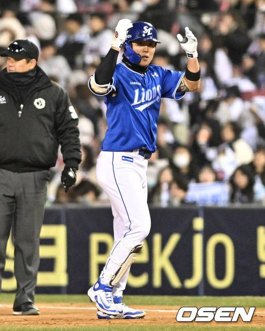 [OSEN=잠실, 조은정 기자]29일 서울 송파구 잠실야구장에서 2025 신한 SOL Bank KBO리그 두산 베어스와 삼성 라이온즈의 경기가 열렸다.이날 홈팀 두산은 잭로그를, 원정팀 삼성은 원태인을 선발 투수로 내세웠다.8회초 삼성 선두타자 류지혁이 안타를 날린 뒤 세리머니를 하고 있다.  2025.03.29 /