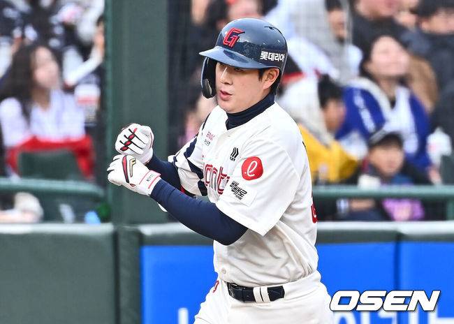 [OSEN=부산, 이석우 기자] 29일 부산 사직야구장에서 2025 신한 SOL 뱅크 KBO 리그 롯데 자이언츠와 KT 위즈의 경기가 열렸다. 홈팀 롯데는 박세웅이 선발로 출전하고, 방문팀 KT는 쿠에바스가 선발로 출전했다.롯데 자이언츠 나승엽이 2회말 1사 중월 솔로 홈런을 치고 세리머니를 하고 있다. 2025.03.29 / foto0307@osen.co.kr