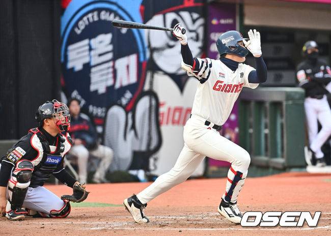 [OSEN=부산, 이석우 기자] 29일 부산 사직야구장에서 2025 신한 SOL 뱅크 KBO 리그 롯데 자이언츠와 KT 위즈의 경기가 열렸다. 홈팀 롯데는 박세웅이 선발로 출전하고, 방문팀 KT는 쿠에바스가 선발로 출전했다.롯데 자이언츠 나승엽이 2회말 1사 중월 솔로 홈런을 치고 있다. 2025.03.29 / foto0307@osen.co.kr