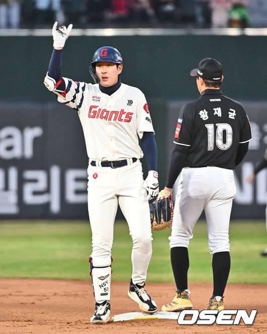 [OSEN=부산, 이석우 기자] 29일 부산 사직야구장에서 2025 신한 SOL 뱅크 KBO 리그 롯데 자이언츠와 KT 위즈의 경기가 열렸다. 홈팀 롯데는 박세웅이 선발로 출전하고, 방문팀 KT는 쿠에바스가 선발로 출전했다.롯데 자이언츠 나승엽이 6회말 1사 좌중간 2루타를 치고 세리머니를 하고 있다. 2025.03.29 / foto0307@osen.co.kr