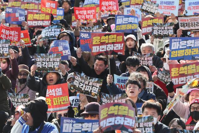 ▲ 3월 29일 서울 종로구 서십자각 인근에서 윤석열 즉각퇴진·사회대개혁 17차 범시민대행진에서 참가자들이 구호를 외치고 있다. ⓒ연합뉴스