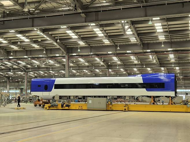 지난 27일 경기 고양시 수도권철도차량정비단 중정비동 내에서 외부 도색 작업을 마친 KTX 산천 열차 1량이 옮겨지고 있다. 김동환 기자