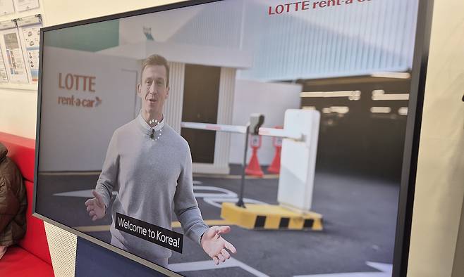 지난 14일 서울 용산구 롯데렌터카 서울역 지점에서 차 빌리는 외국인 이용객들을 위한 자체 제작 안내 영상이 나오고 있다.