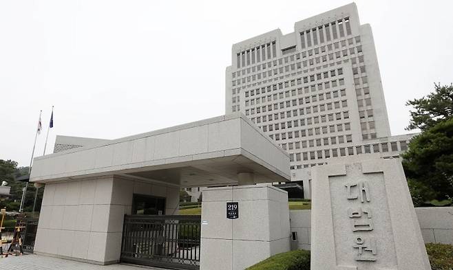 서울 서초구 대법원 청사 모습. 검찰이 더불어민주당 이재명 대표에 대한 항소심의 무죄 판결에 불복해 상고하면서&nbsp;이 대표의 운명은 이제 대법원이 쥐게 됐다. 연합뉴스