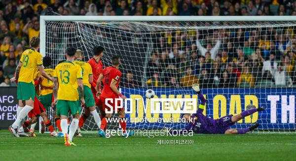 ▲ 호주전에서 치명적인 알까기 실수를 범하며 0-2 패배의 원흉이 된 중국 축구대표팀 왕달레이 골키퍼.