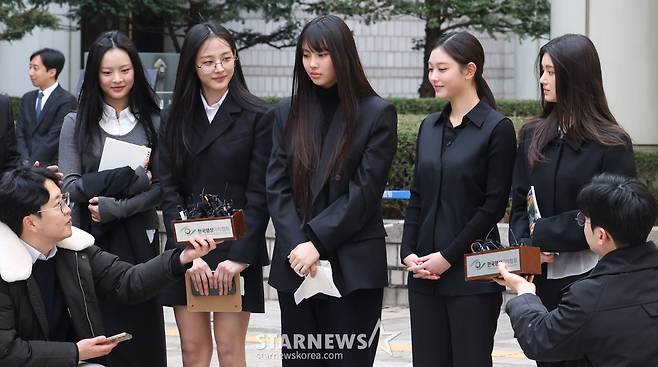 [서울=뉴시스] 추상철 기자 = 그룹 뉴진스(NJZ 하니, 민지, 혜인, 해린, 다니엘)가 7일 오후 서울 서초구 서울중앙지방법원에서 열린 '어도어, 뉴진스 상대 기획사 지위보전 및 광고계약 체결 등 금지 가처분' 심문기일을 마친 후 취재진의 질문에 답변하고 있다. 2025.03.07. scchoo@newsis.com /사진=추상철