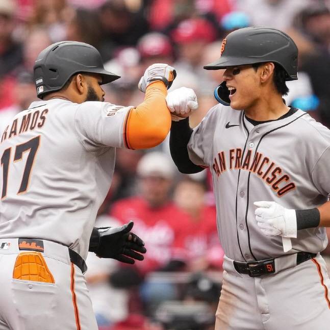 이정후(오른쪽)가 28일 신시내티와 개막전에서 4회초 볼넷 출루 후 라모스의 홈런 때 득점한 뒤 함께 세리머니를 하고 있다. /사진=샌프란시스코 자이언츠 공식 SNS