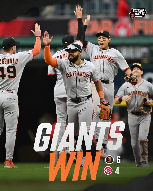 이정후(왼쪽에서 4번째)가 팀 승리 후 동료들과 하이파이브를 하고 있다. /사진=샌프란시스코 자이언츠 공식 SNS
