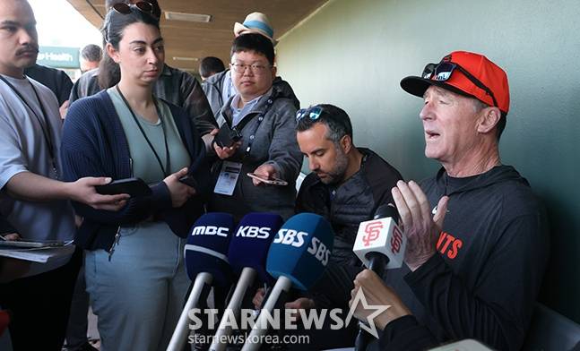 지난 2월 미국 애리조나 스코츠데일 스프링캠프에서 취재진과 인터뷰를 하고 있는 밥 멜빈 감독(오른쪽). /사진=김진경 대기자
