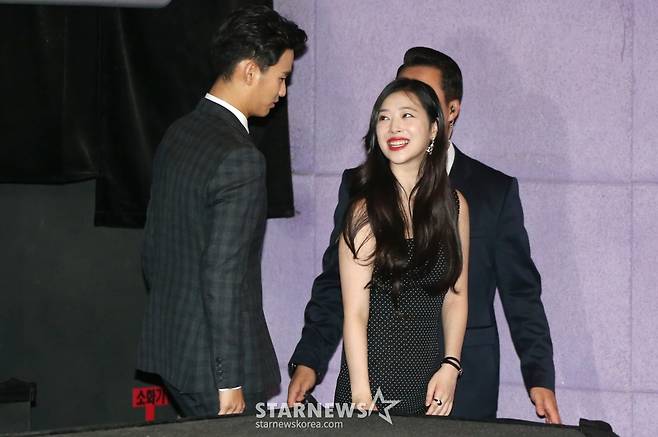 김수현 최진리 조우진 이사랑 감독이 26일 오후 서울 성동구 CGV왕십리에서 열린 영화 '리얼' 언론시사회에 참석해 취재진의 질문에 답하고 있다. /사진=임성균 기자 tjdrbs23@