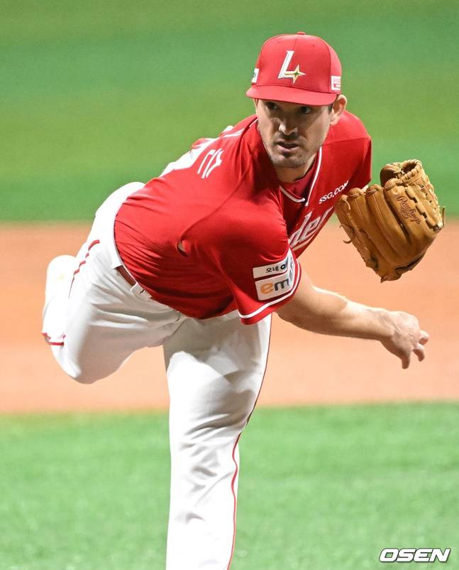 앤더슨이 투구를 하고 있다.