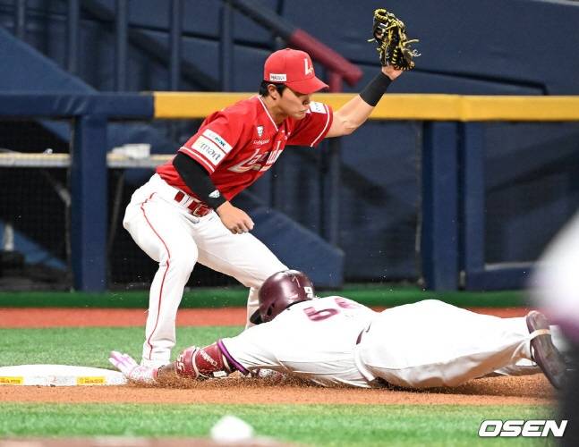 28일 경기에서 키움 푸이그(오른쪽)가 6회말 최지훈의 느슨한 송구를 틈타 3루로 파고들고 있다.