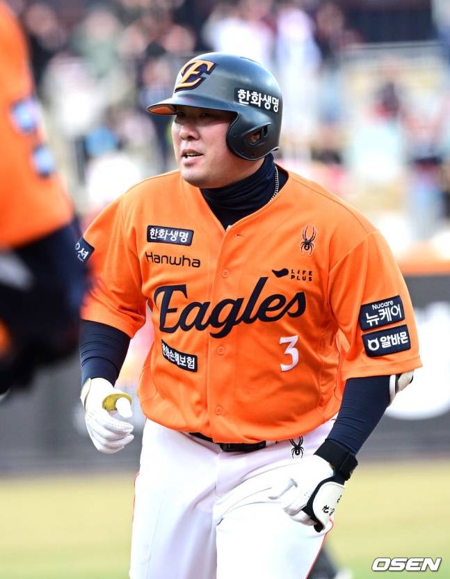 한화 안치홍이 29일 대전 KIA전 8회말 1사 2, 3루에서 역전 2타점 적시타를 때려내고 있다.