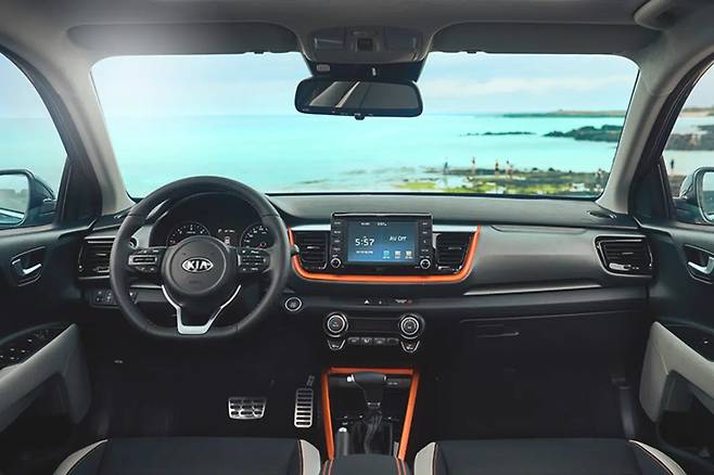 기아 현행 스토닉 실내