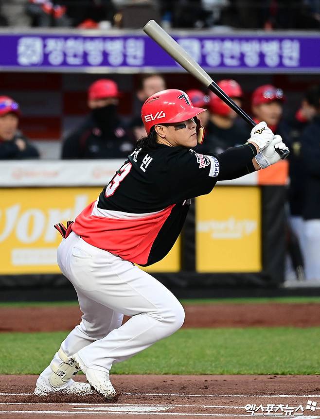 28일 오후 대전한화생명볼파크에서 열린 '2025 신한 SOL Bank KBO리그' 한화 이글스와 KIA 타이거즈의 경기, 1회초 KIA 선두타자 김선빈이 안타를 때려내고 있다. 엑스포츠뉴스DB