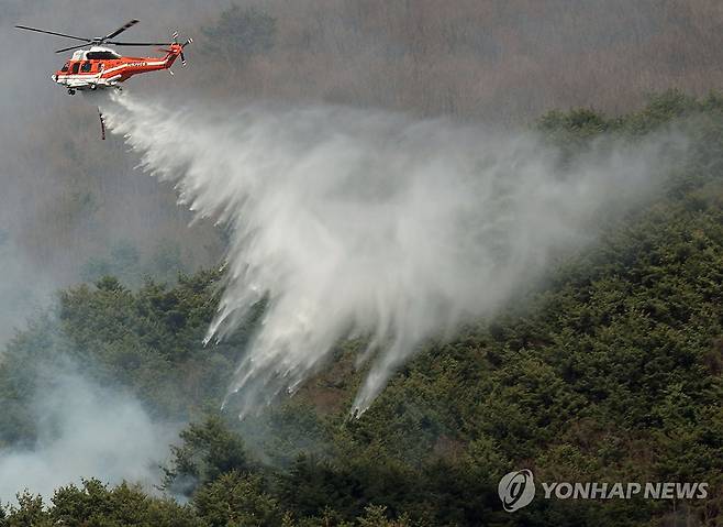산불 진화 헬기 [연합뉴스 자료사진]