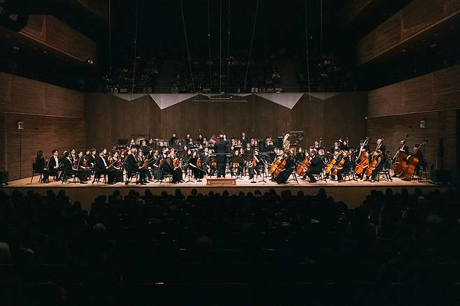 통영국제음악제 개막 공연 지난 28일 통영국제음악당 콘서트홀에서 열린 개막 공연에서 지휘자 파비앵 가벨이 이끄는 통영페스티벌 오케스트라가 공연하고 있다. [ⓒ Sung Chan Kim. 통영국제음악재단 제공. 재판매 및 DB금지]