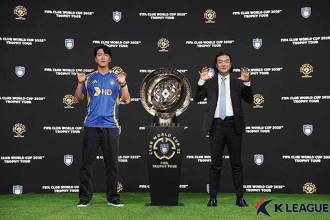 김영권과 김판곤 감독 (성남=연합뉴스) 프로축구 울산 HD 김판곤감독과 김영권이 6일 경기도 성남 네이버 1784 사옥에서 열린 국제축구연맹(FIFA) 클럽 월드컵 트로피 공개 행사에서 포즈를 취하고 있다. 2025.3.6 [한국프로축구연맹 제공. 재판매 및 DB금지] photo@yna.co.kr