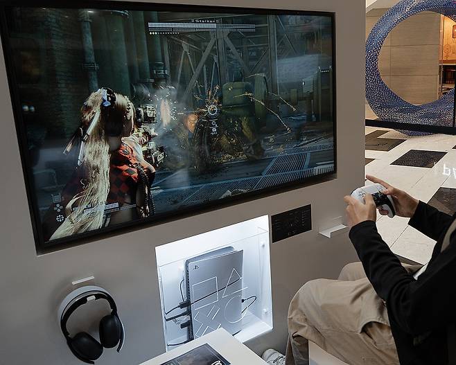 '스텔라 블레이드' 체험하는 관람객 (서울=연합뉴스) 김주환 기자 = 26일 서울 여의도 IFC몰에서 열린 '스텔라 블레이드' 론칭 이벤트 현장에서 관람객이 현장에 놓인 플레이스테이션5로 게임을 체험하고 있다.
    이날 출시된 스텔라 블레이드는 '승리의 여신 니케'를 제작한 국내 게임 개발사 시프트업이 국내 최초로 선보이는 트리플A급 플레이스테이션(PS)5 독점 게임이다. 2024.4.26 jujuk@yna.co.kr