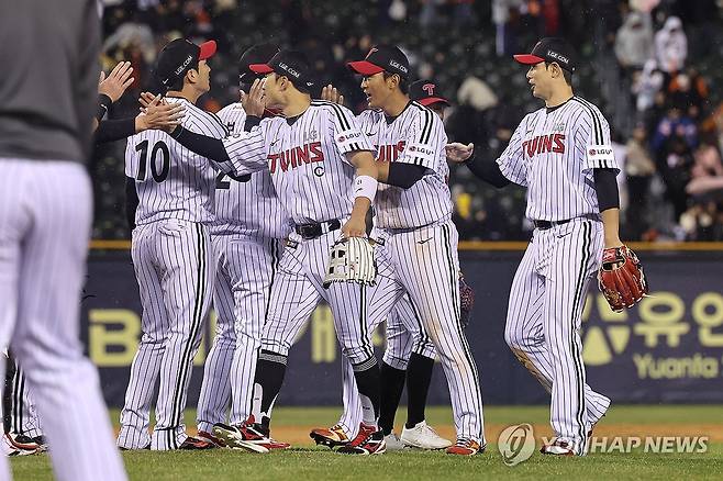 개막 후 5연승을 거둔 LG 선수단 [연합뉴스 자료사진]