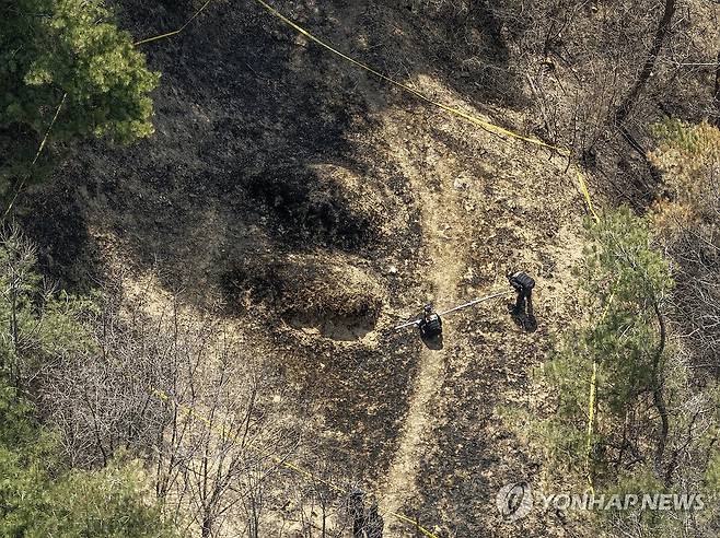 '경찰, 경북산불 최초 발화 추정 지점 현장 조사' (의성=연합뉴스) 박세진 기자 = 경북경찰청 형사기동대와 과학수사계가 29일 경북산불 최초 발화 추정 지점인 의성군 괴산리 야산에서 현장 조사를 하고 있다. 2025.3.29 psjpsj@yna.co.kr psjpsj@yna.co.kr